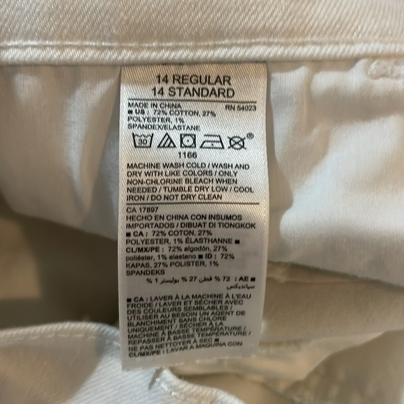 OLD NAVY Women’s Semi Fitted White Jean Short Size 14 Regular - Picture 7 of 7